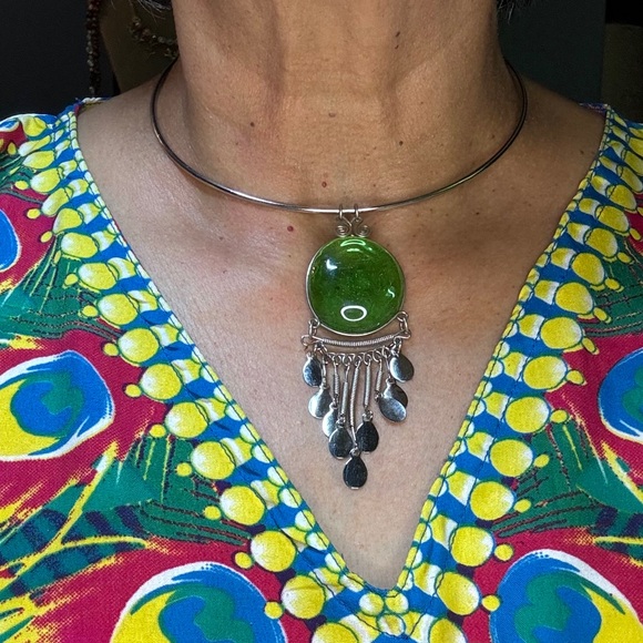 Artisan made green glass and silver tone pendant on a choker - Picture 8 of 8